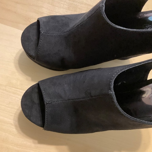 Carlos Santana Black Suede  wedges platform sandals size 7.5 - Picture 3 of 6